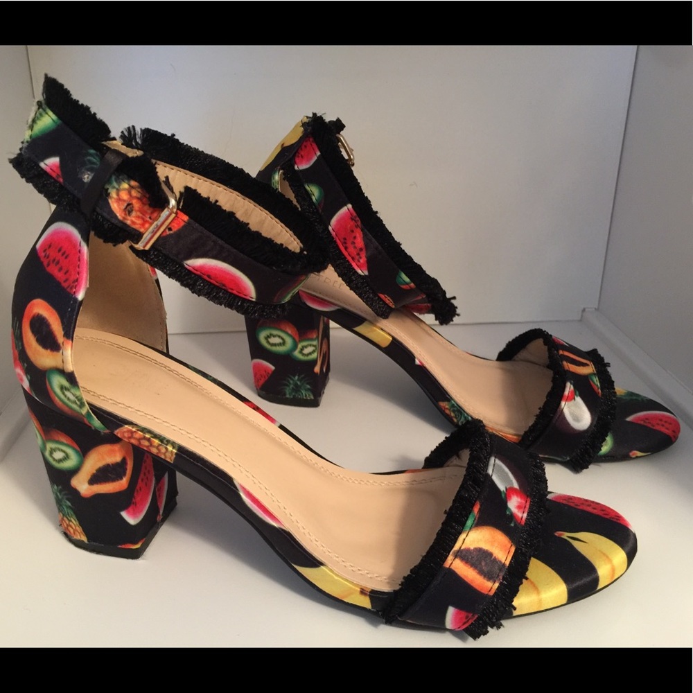 GORGEOUS & TRENDY Sandals with Fruit Pattern